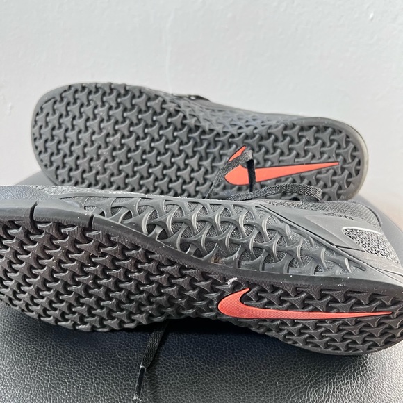 Nike black athletic shoes - Picture 2 of 4